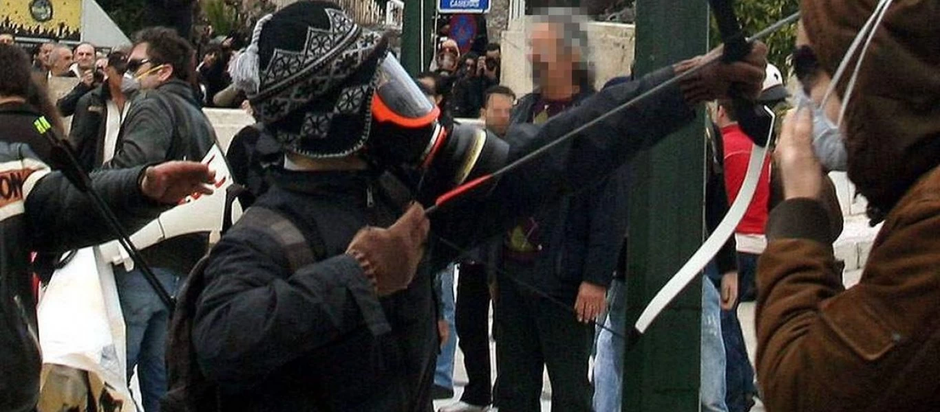 «Τοξοβόλος» του Συντάγματος: Στην Ευελπίδων μαζί με τις δύο γυναίκες - Με ισχυρή αστυνομική συνοδεία (φωτο)